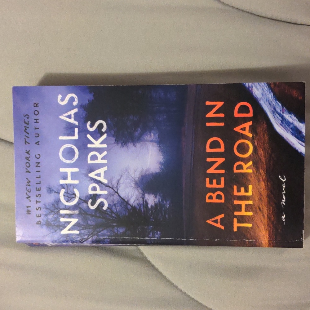 A Bend in the Road by Nicholas Sparks in Paperback